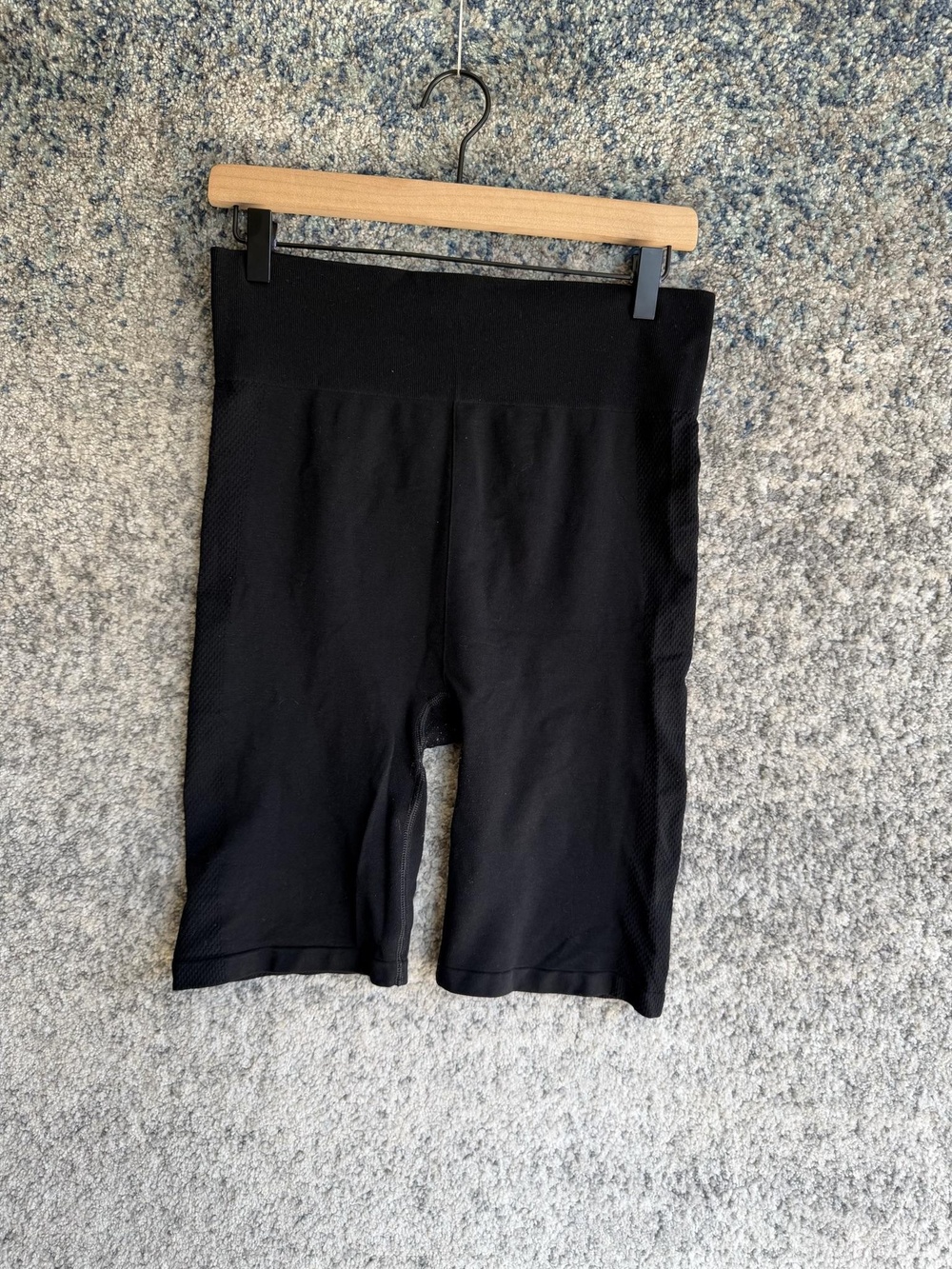 H&M Sport Compression Shorts womenLarge Black 9 Inch Inseam Running Gym Athletic